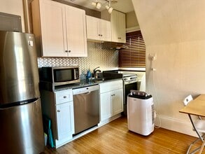 1750 Beacon St, Unit 9 in Brookline, MA - Building Photo - Building Photo