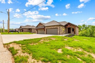 102 E Mills Rd in Nixa, MO - Building Photo