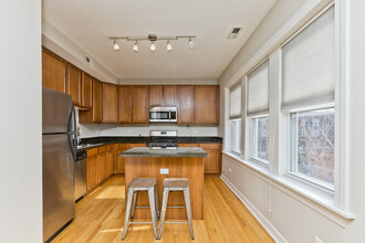 3042 W Diversey Ave, Unit 2S in Chicago, IL - Building Photo - Building Photo