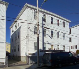 992 Pine St in Fall River, MA - Building Photo - Building Photo