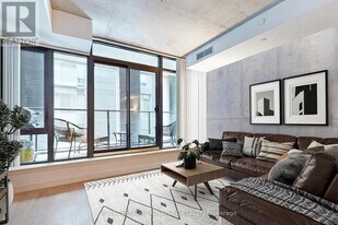 111 Bathurst St in Toronto, ON - Building Photo