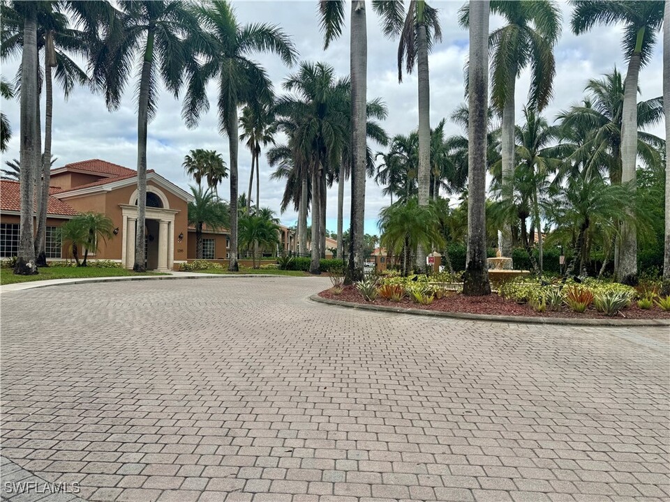 1160 Wildwood Lakes Blvd in Naples, FL - Building Photo