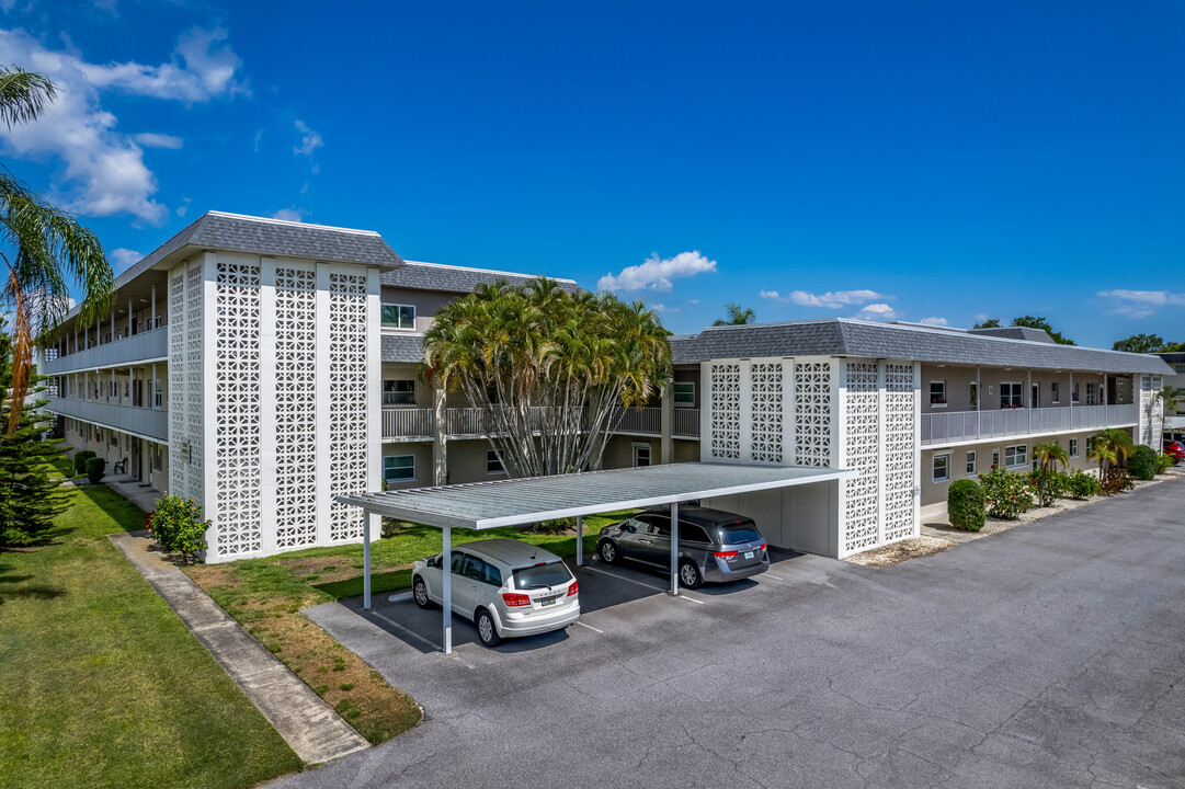 Tyrone Gardens Apartments & Condominimums in St. Petersburg, FL - Building Photo