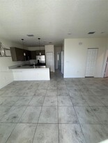 10295 NW 64th Terrace in Doral, FL - Building Photo