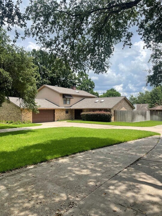 9948 Twin Shores Dr in Willis, TX - Building Photo