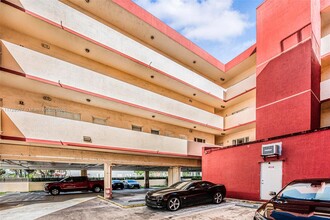 1627 NW 18th St in Miami, FL - Foto de edificio - Building Photo