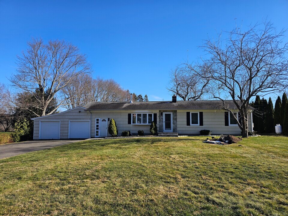 11 Brookfield Dr in Shelton, CT - Building Photo