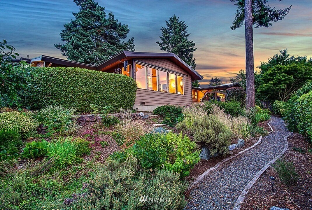 9617 NE 28th St in Clyde Hill, WA - Building Photo