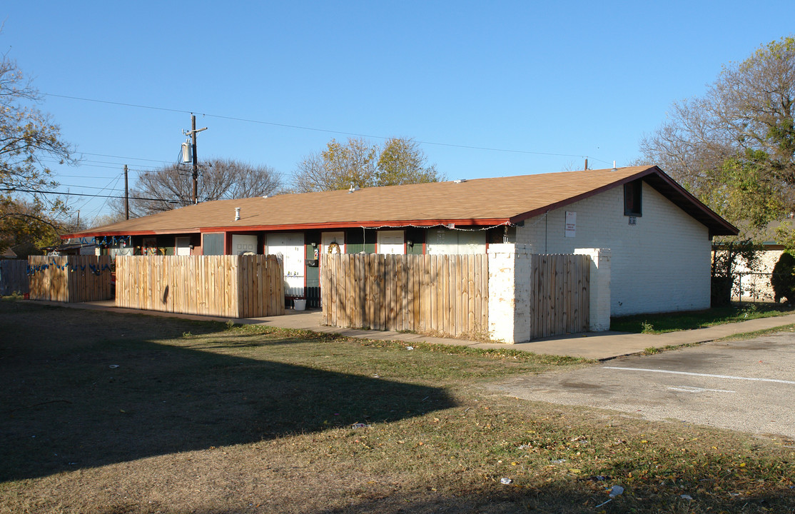 1011 N Meadows Dr in Austin, TX - Building Photo