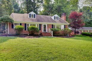 114 Richards Rd in Williamsburg, VA - Building Photo