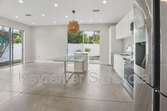 2066 Roselawn St in Sarasota, FL - Building Photo - Building Photo