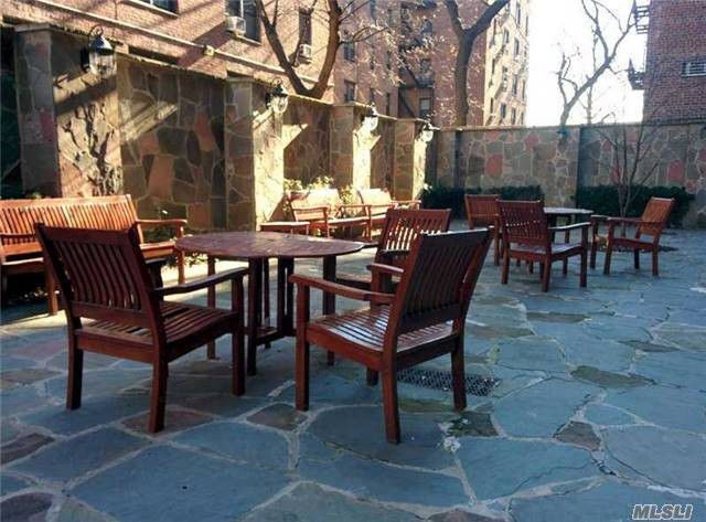 37-27 86th St in Queens, NY - Building Photo