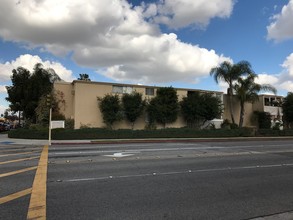 Parkwood Apartments in Bellflower, CA - Building Photo - Building Photo