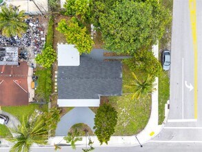 1041 NW 199th St in Miami, FL - Building Photo - Building Photo