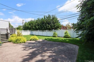 91 Birchwood Park Dr in Syosset, NY - Foto de edificio - Building Photo