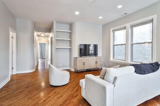 2214 W Barry Ave in Chicago, IL - Building Photo - Building Photo