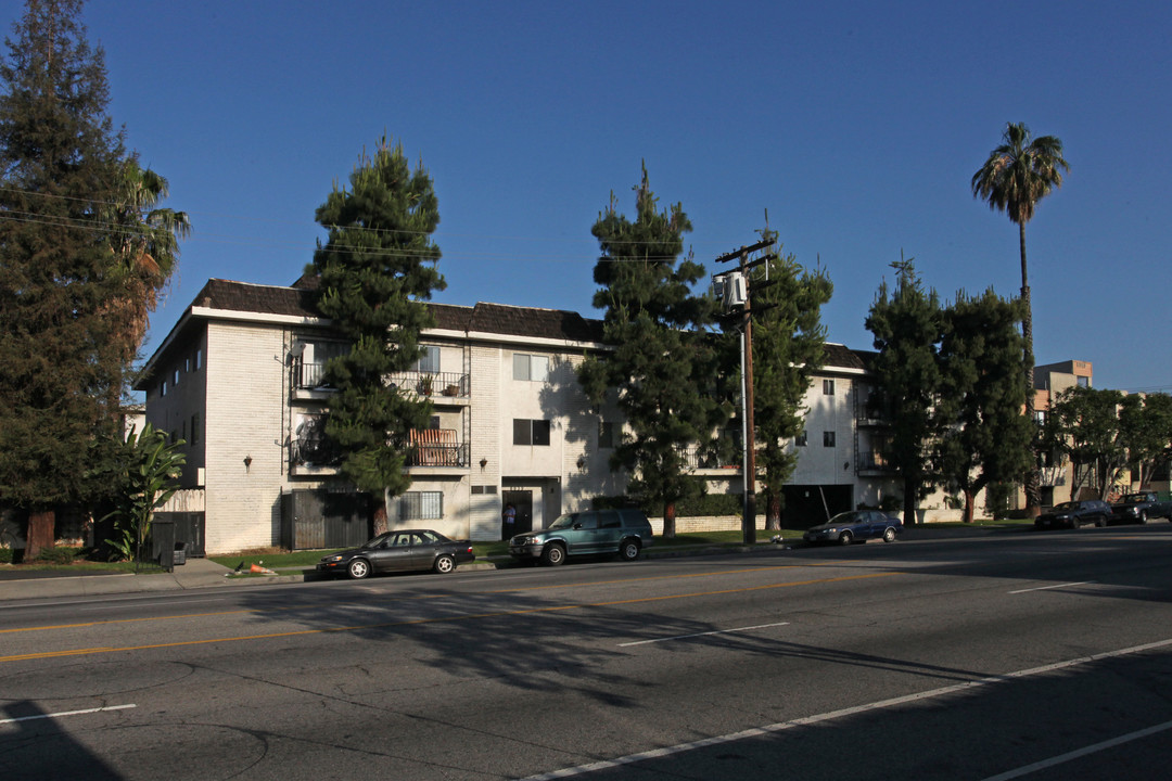 6939-6949 Woodman Ave in Van Nuys, CA - Building Photo