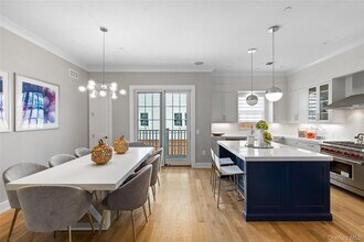 906 Mill Creek S in Roslyn, NY - Building Photo - Building Photo