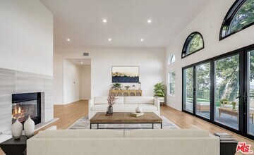 15851 Mulholland Pl in Los Angeles, CA - Building Photo - Building Photo