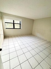 400 W Park Dr in Miami, FL - Building Photo - Building Photo