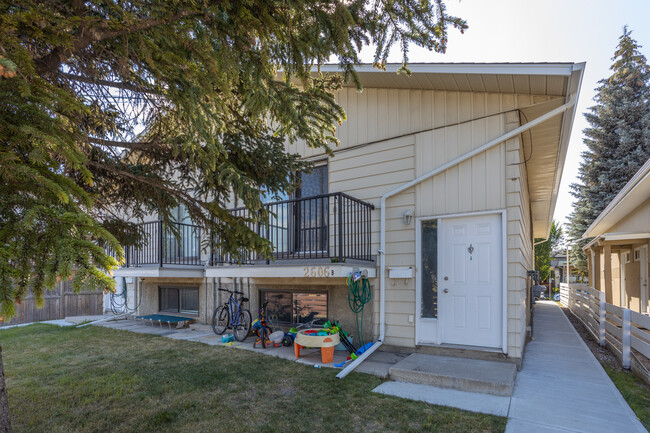 2608 24A St SW in Calgary, AB - Building Photo - Building Photo