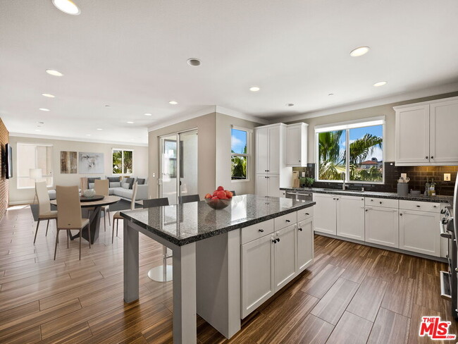 12887 W Runway Rd in Los Angeles, CA - Building Photo - Building Photo