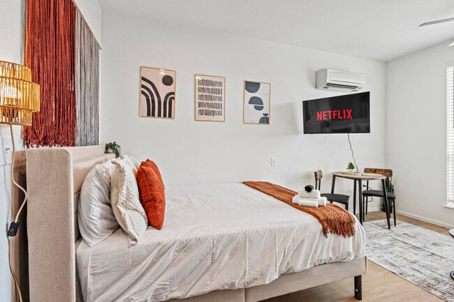 596 W 9th St in Dallas, TX - Foto de edificio - Building Photo