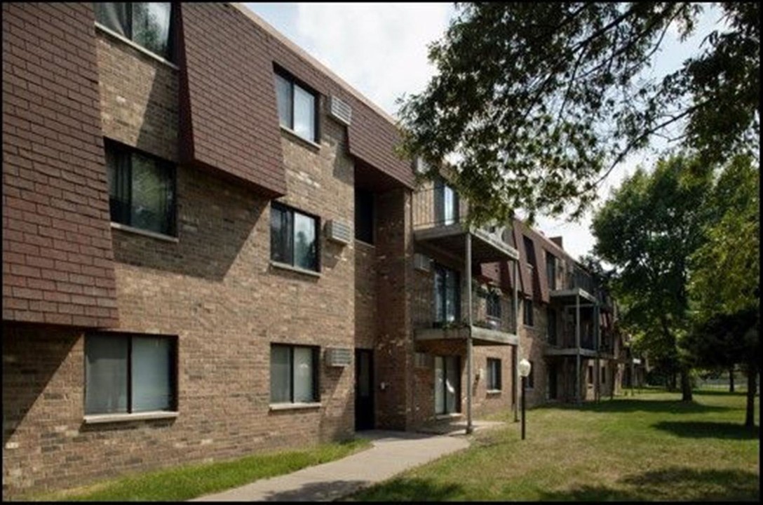 Sunrise Court Apartments in Cambridge, MN - Building Photo