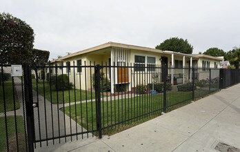 9825 Madison Ave in South Gate, CA - Foto de edificio - Building Photo
