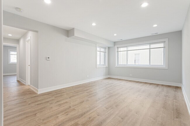 2333 W Lunt Ave in Chicago, IL - Building Photo - Building Photo