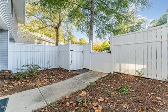 Room in Townhome on Sandy Creek Dr in Raleigh, NC - Building Photo - Building Photo