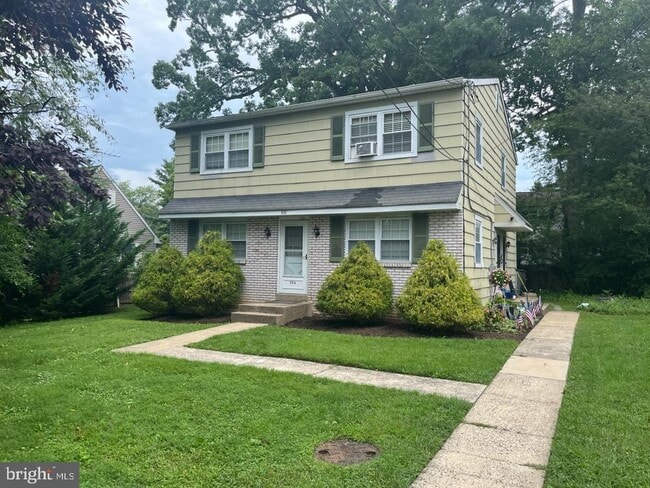 property at 576 Meadowbrook Ave