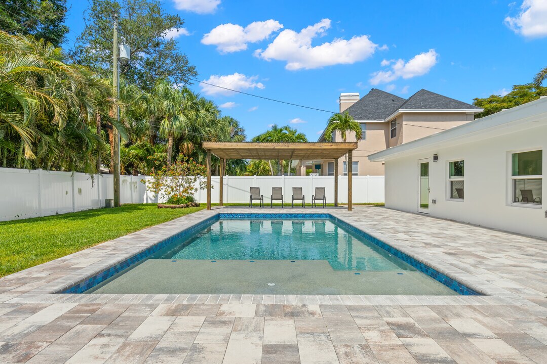 1033 Snell Isle Blvd NE in St. Petersburg, FL - Building Photo