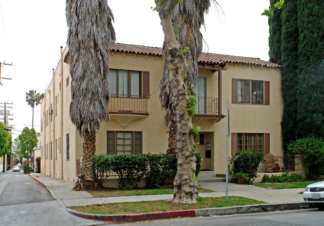 326 N Almont Dr in Beverly Hills, CA - Building Photo - Building Photo