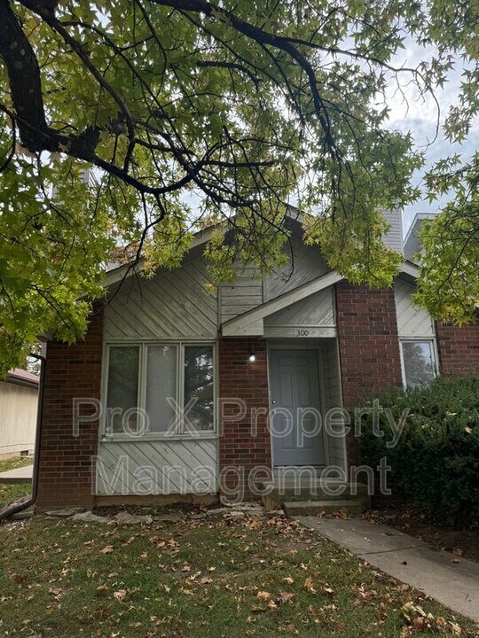 300-310 Streamside Ct in Nixa, MO - Building Photo