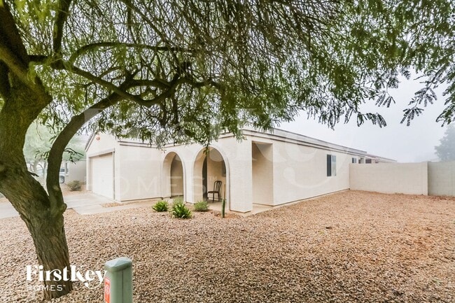 8338 W Hughes Dr in Tolleson, AZ - Foto de edificio - Building Photo