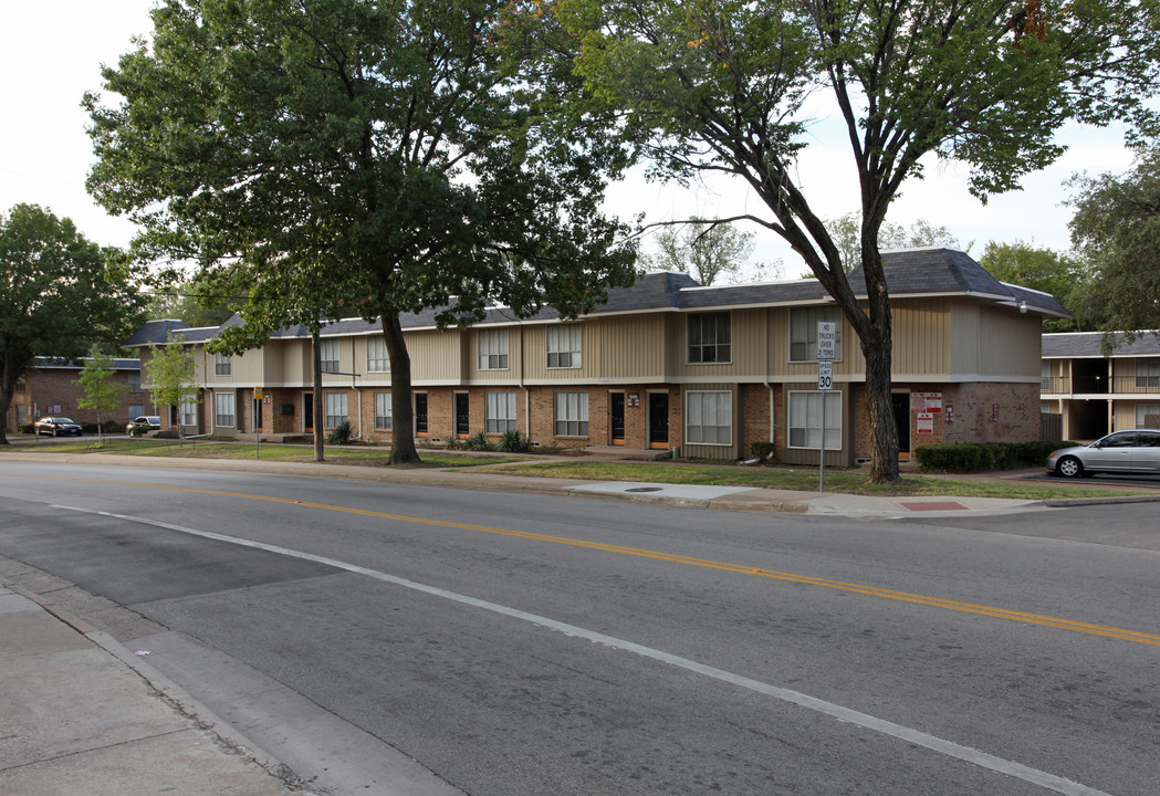 New World Apartments in Dallas, TX - Building Photo