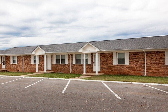 SH101-College Road Apartments (RCA) in Shelby, NC - Foto de edificio - Building Photo