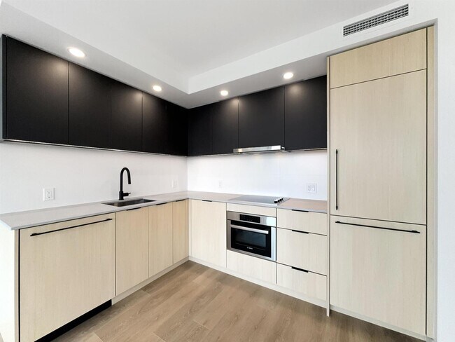 13738 Central Ave in Surrey, BC - Building Photo - Building Photo