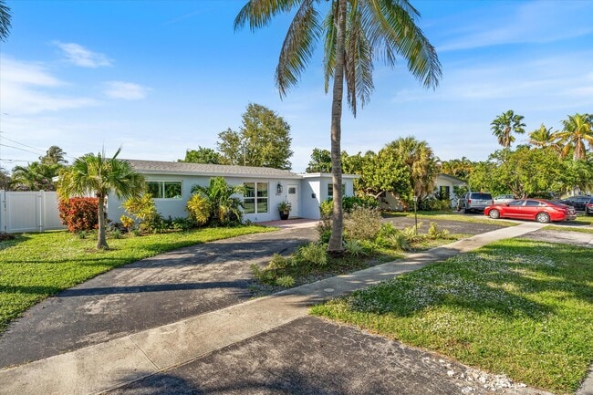 4921 NE 23rd Ave in Lighthouse Point, FL - Building Photo - Building Photo