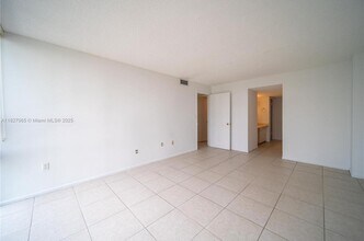 1450 Brickell Bay Dr, Unit 611 in Miami, FL - Building Photo - Building Photo