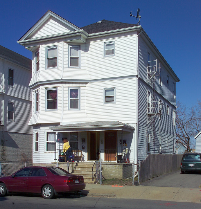 1631 S Main St in Fall River, MA - Building Photo