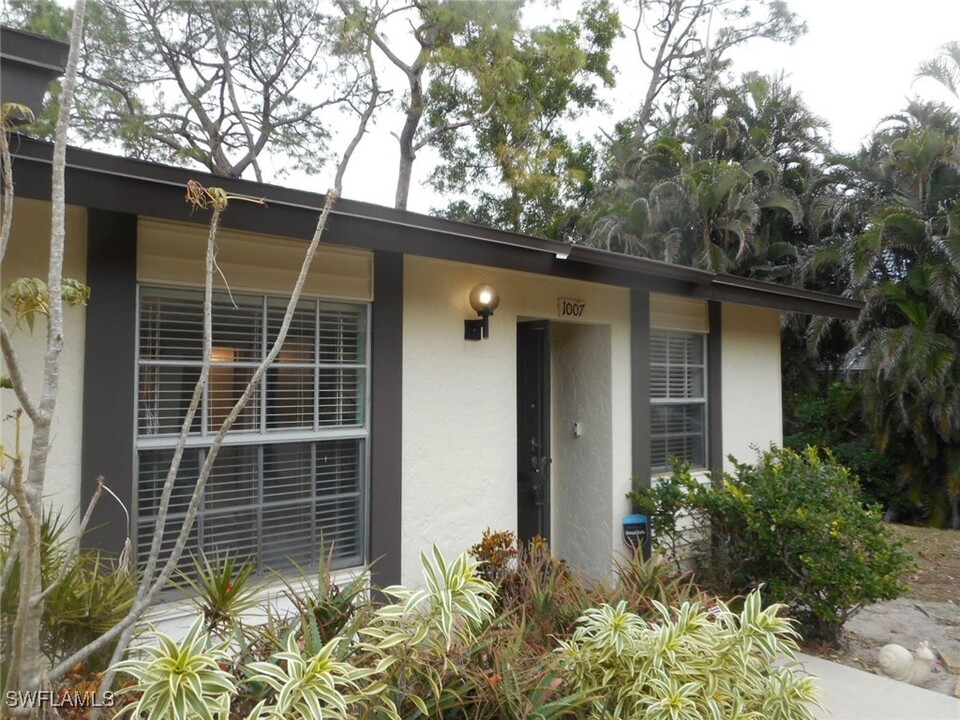 1007 Pine Isle Ln in Naples, FL - Building Photo