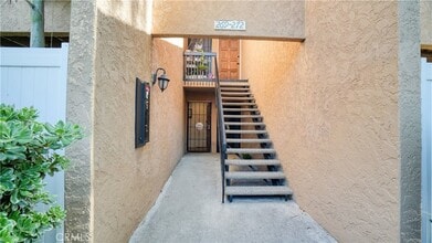 1101 W MacArthur Blvd in Santa Ana, CA - Foto de edificio - Building Photo