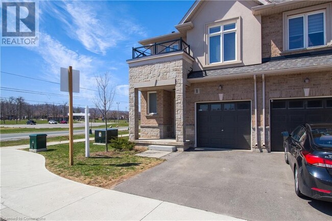 1 Mockingbird Ln in Stoney Creek, ON - Building Photo - Building Photo