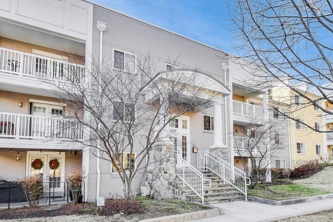 4139 S Four Mile Run Dr in Arlington, VA - Building Photo - Building Photo