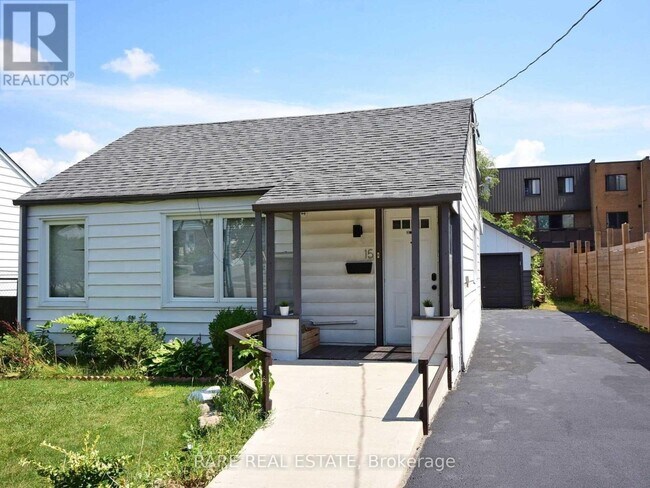 15 Eastern Ave in Brampton, ON - Building Photo - Building Photo