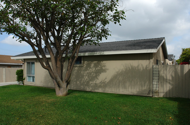 2521 Orange Ave in Costa Mesa, CA - Building Photo - Building Photo