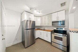 3262 Elizabeth St in Miami, FL - Building Photo - Building Photo