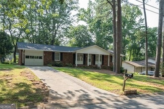 4044 Forrestal Dr in Chamblee, GA - Foto de edificio - Building Photo